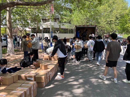 你的安危 我的牵挂——山东一高校爱心校友为母校捐赠15万斤苹果