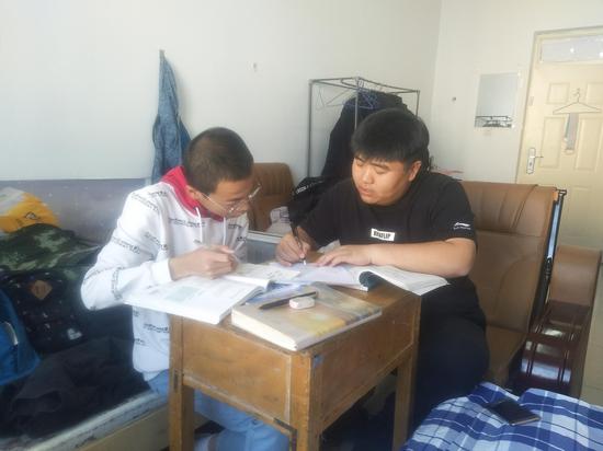 每周天下午给游学山财大的学子王联凯辅导物理