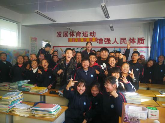 王文浩与学生们在一起