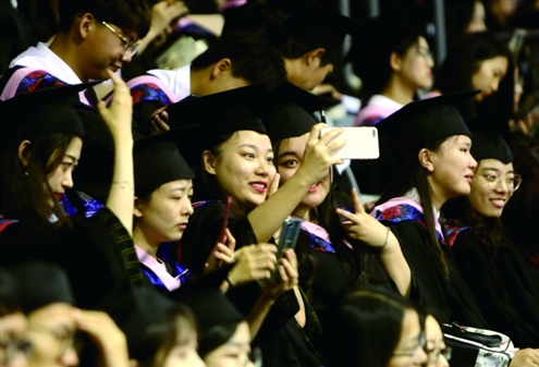 山东大学毕业生们自拍留念