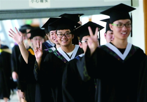 ▲山东大学毕业生们用胜利的手势庆祝毕业