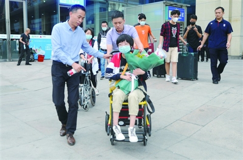学校老师和同学一起到火车站迎接刘蕊 记者赵天羿摄