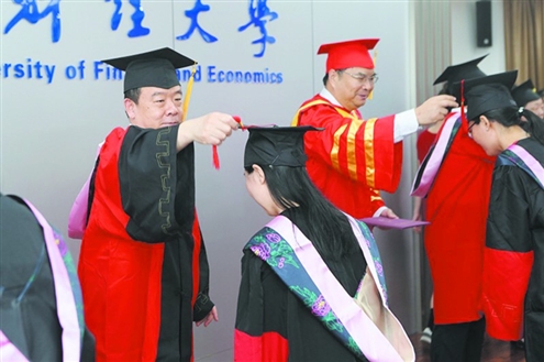 6月21日上午,山东财经大学2020年毕业典礼暨学位授予仪式举行