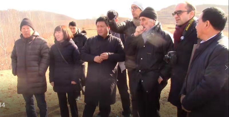 世界著名建筑设计大师保罗·安德鲁(右三)、日本乡村振兴之父福武总一郎(左一)、董方军(左三)等一行人在桃花岛考察。